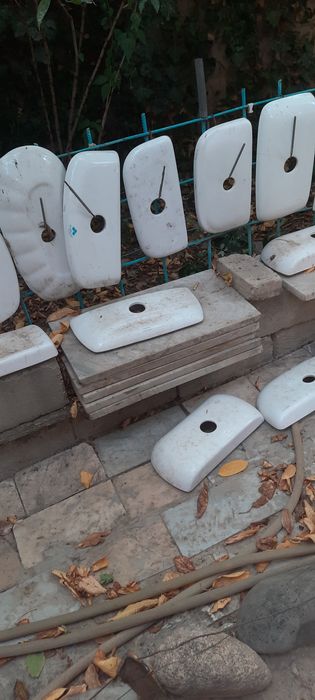 Продаются унитазы бачки и крышки от бочков
