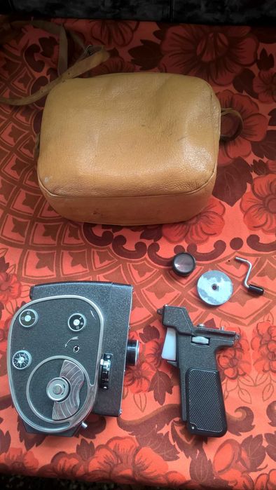 Радиокасетофон SHARP и съветска кинокамера " Quarz".