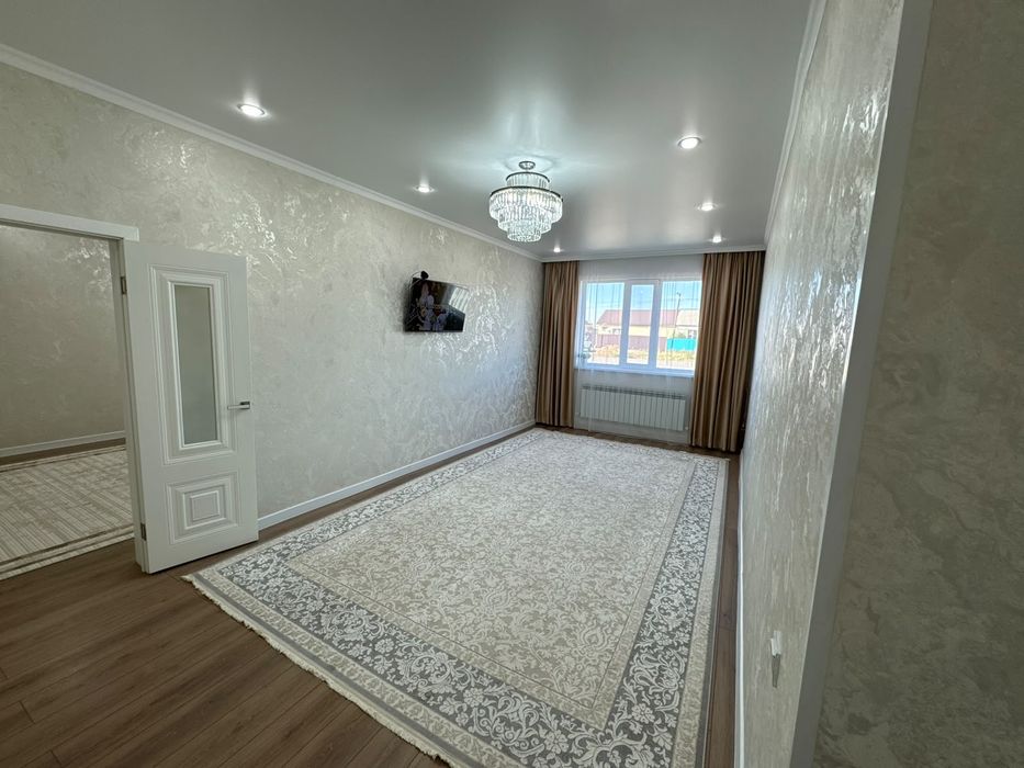 Продается новый дом в центре поселка.