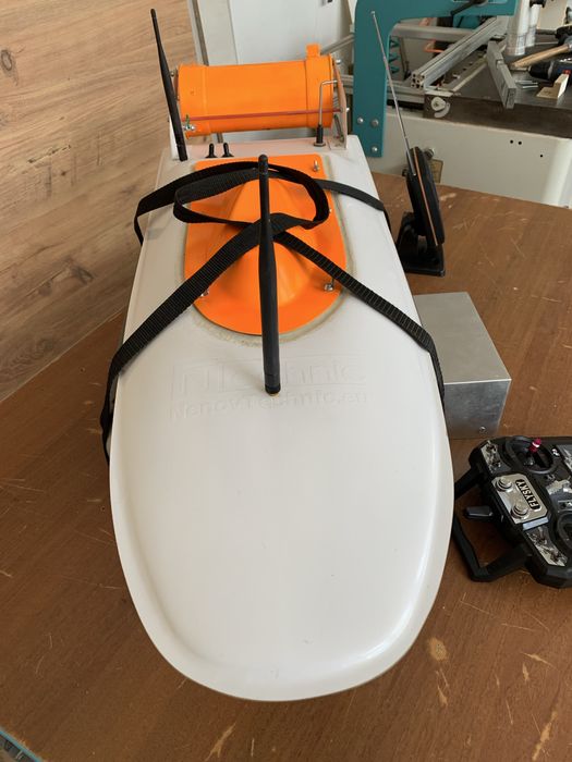 Лодка за захранка със сонар