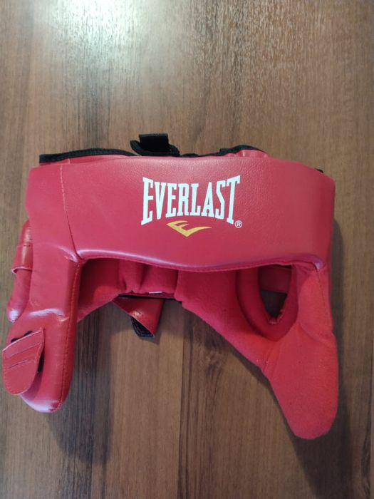 Красные перчатки и шлем