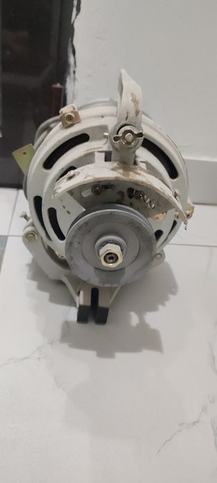 Двигатель от швейной машинки.