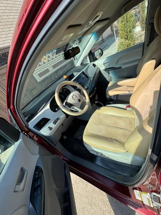 Toyota sienna sotiladi