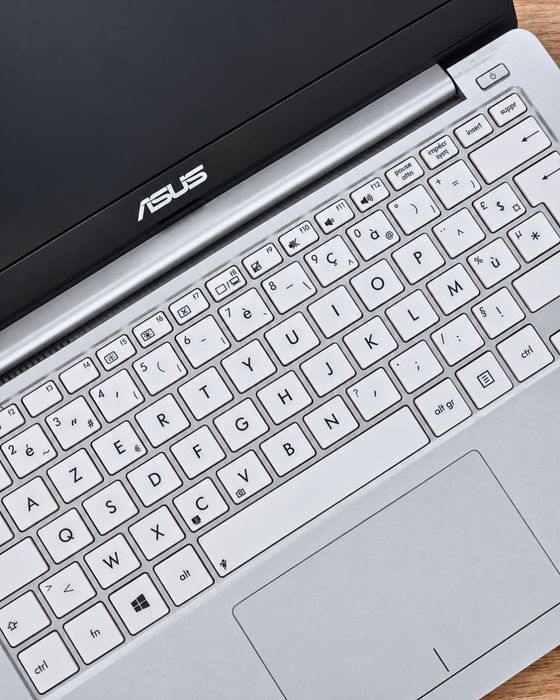 Laptop ASUS X201E / Linux Machine