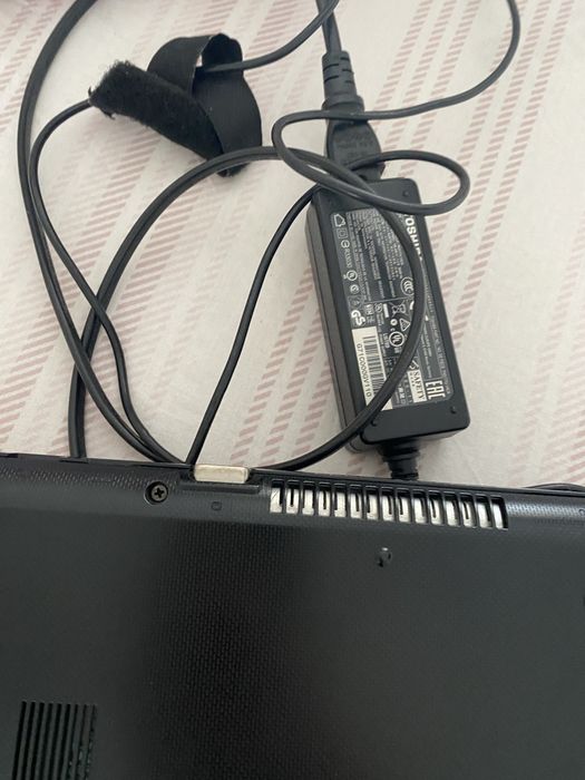 Laptop toshiba rosu ultra slim