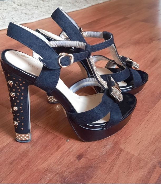 Босоножки со стразами