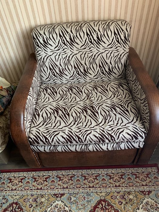 Продается кресло-кровать, а также тумба с зеркалом ! Все в отличном со