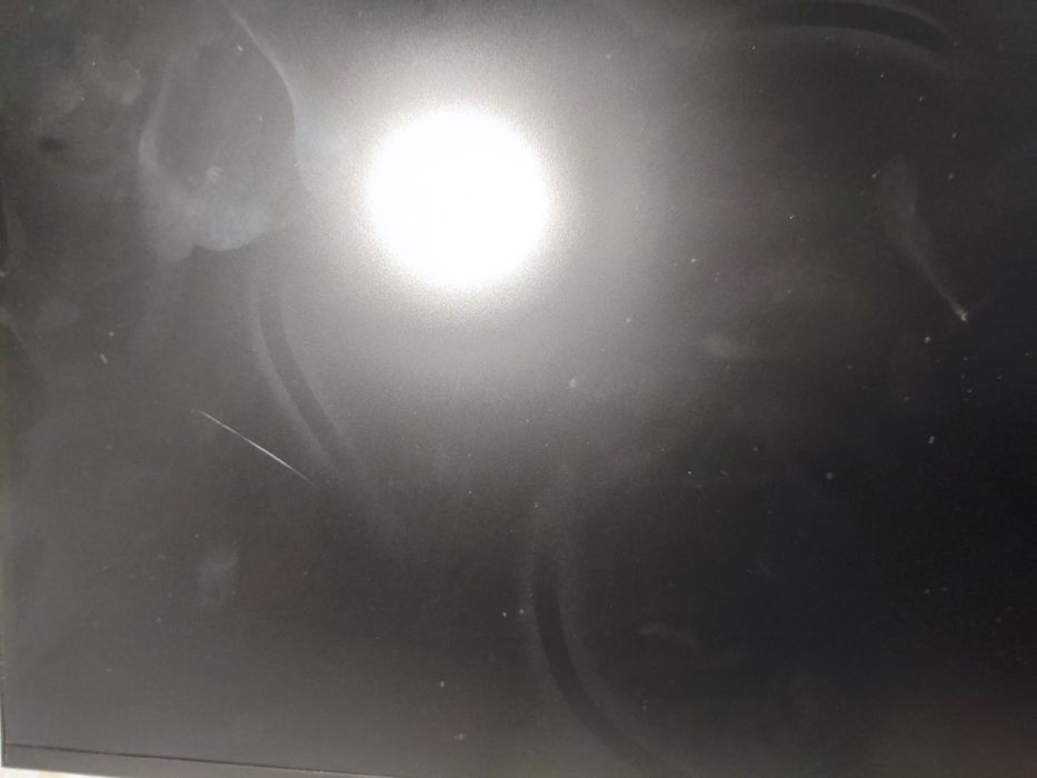 Monitor Dell vechi de vânzare funcțional, cu zgârieturi și pete ușoare, dar perfect utilizabil, predare personală, vând urgent, preț mic fix