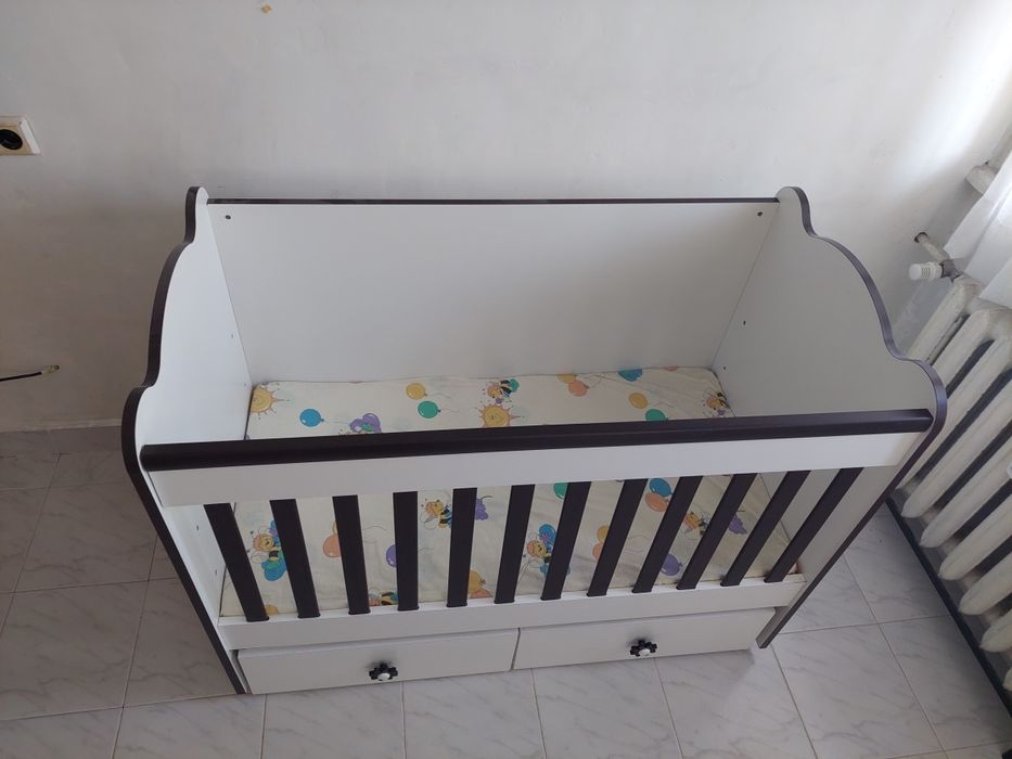 Детско легло 120/60  с две чекмеджета,и има люлеещ механиэам