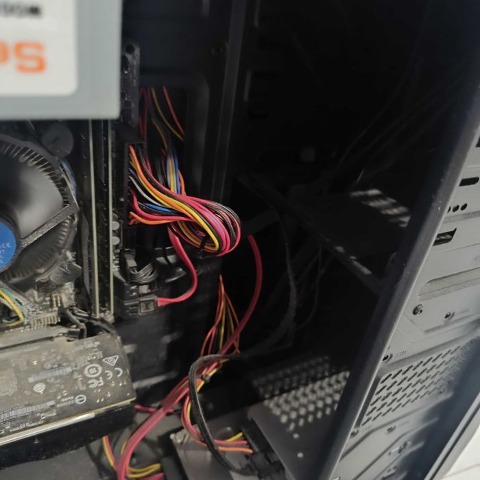 Продава се геймърски компютър на части  + 22" Full HD монитор Samsung