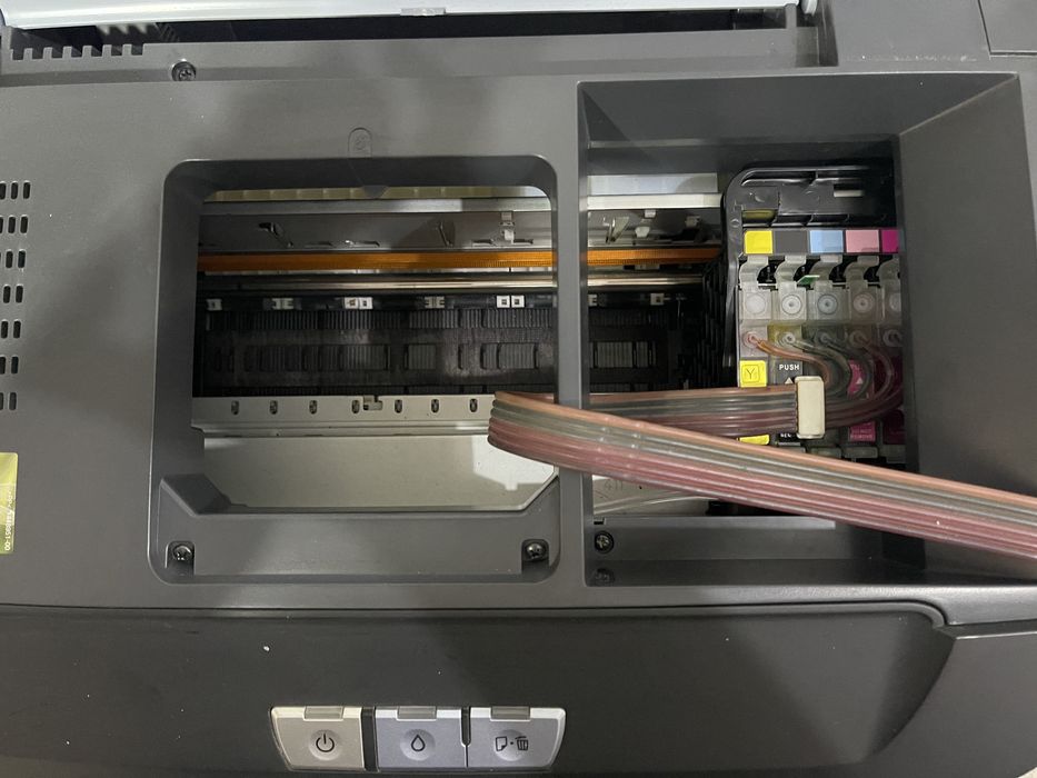 Продам цветной принтер Epson R270