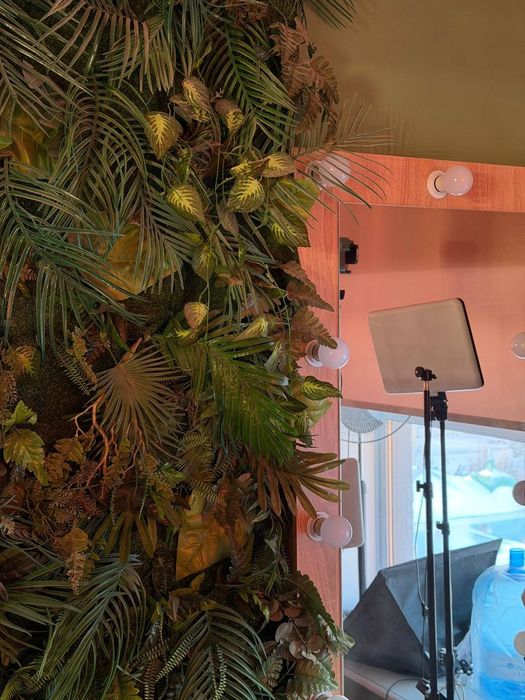 Бьюти-студия в цертре, столы визажиста