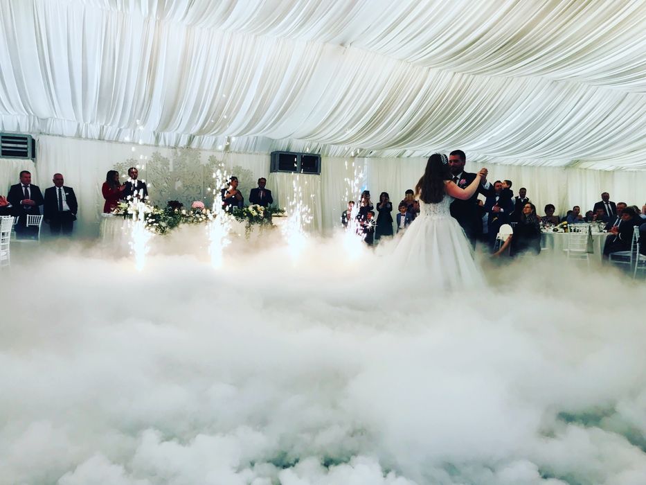 Artificii si fum greu la dansul mirilor