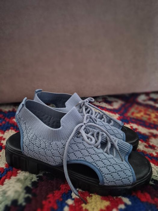 Продам 2 пары обуви