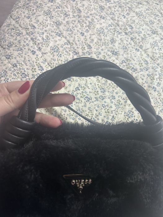 Пухена чанта Guess