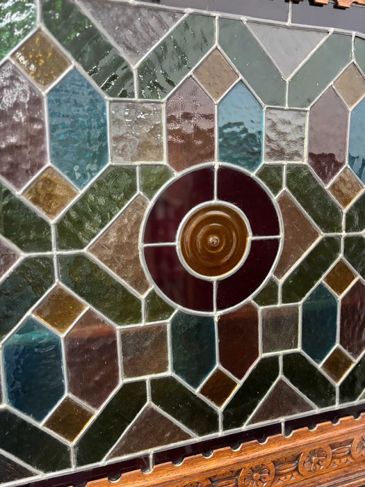 Резбован шкаф от дъб с витраж 1900г.