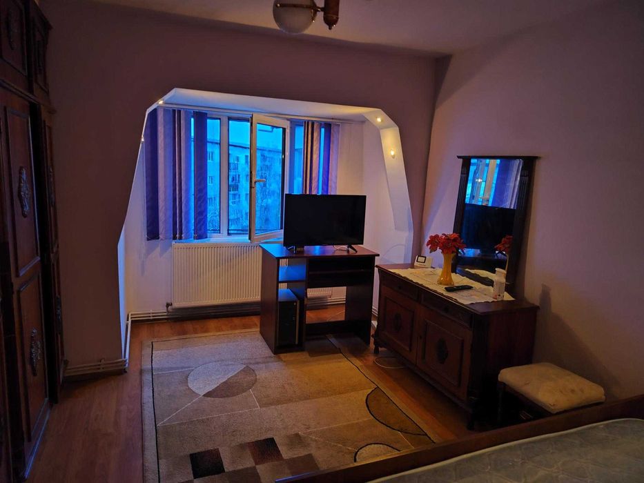 Inchiriez apartament 2 camere, zona linistita