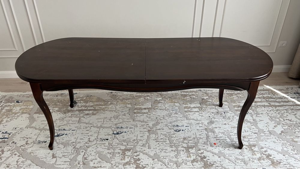 Стол в гостинную и диван .