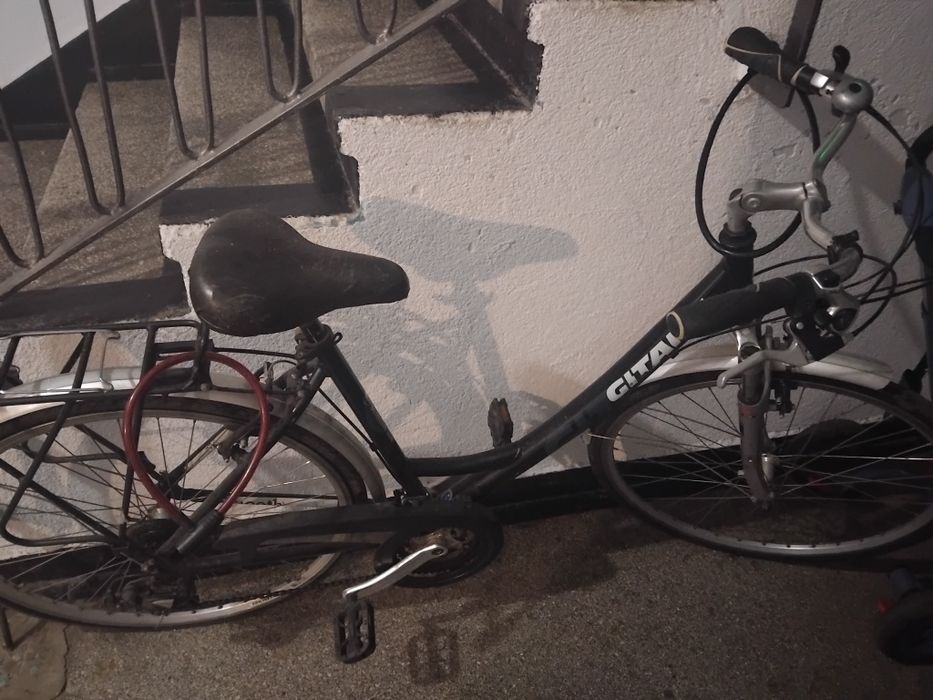 Vând bicicletă GT de oras mai veche intro stare bună are doar camera de pe spate spartă