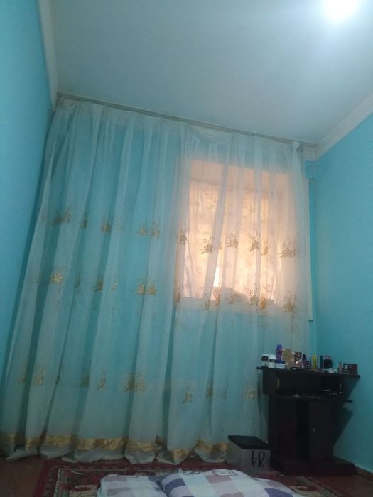 Qarshı shahar 4 mıkrarayon Anıs yon tomonida 3 xonali uy