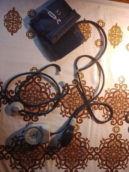 Продаю тонометр  б/ у