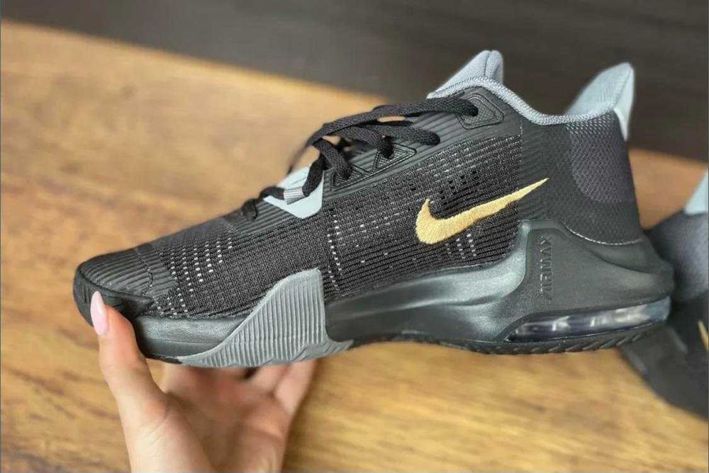 Маратонки Nike!!