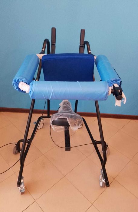 Проходилка с пневматично повдигане и седалка с право на връщане