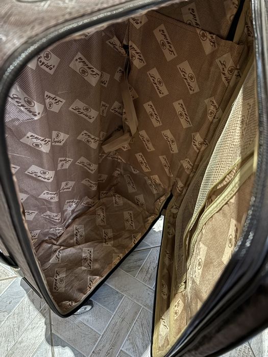 Продам чемодан 3000