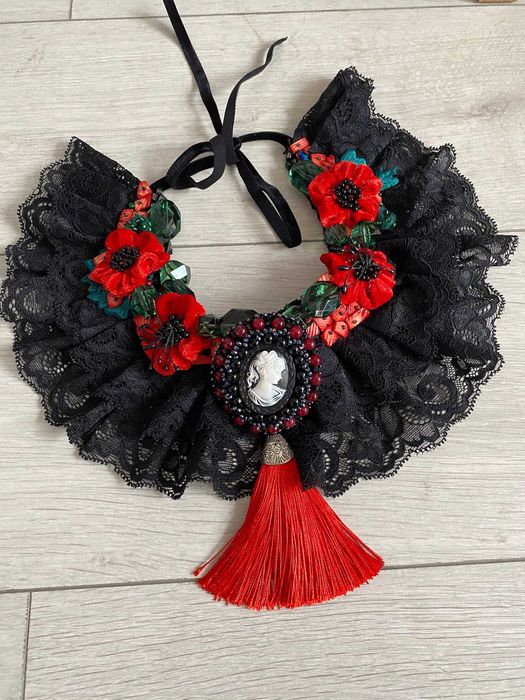 Colier cu flori din catifea