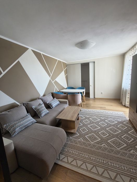 Închiriez apartament