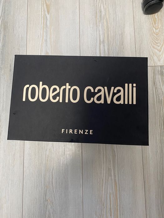 Продавам обувки Roberto Cavalli