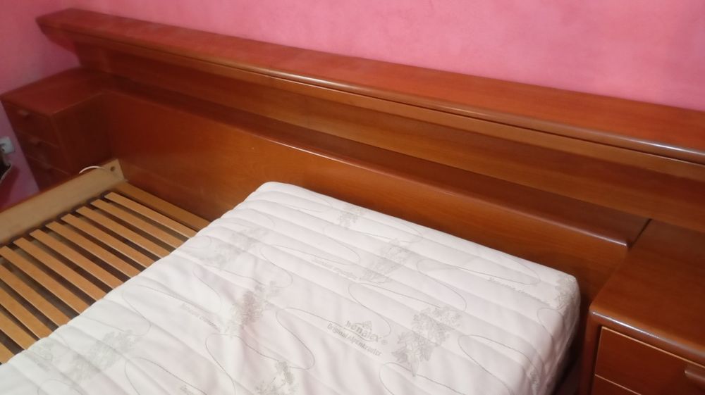 Pat dublu matrimonial reglabil la cap 2 saltele 2 noptiere