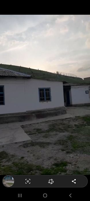 Uy soyiladi 7 sotix 3 xona svet gaz suv hamma sharoyit bor yasashga