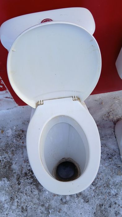 Б/у унитазы для стройки, бачки и крышки от бачков.