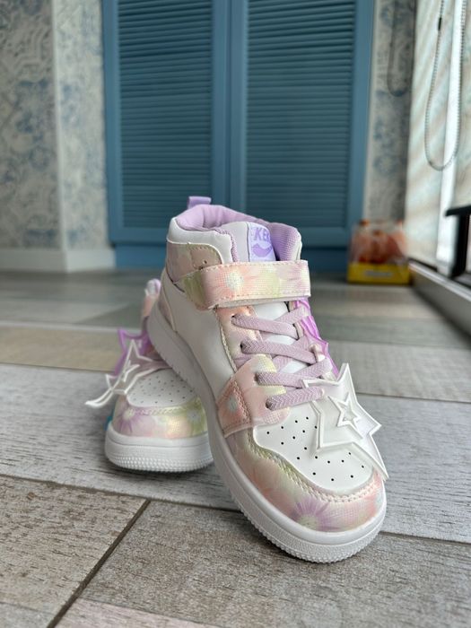 Продам новые кросовки для девочки