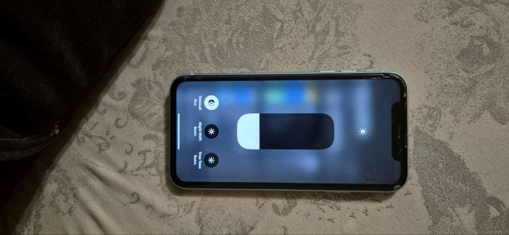 Продам айфон 11 на 64 гб батарея 77