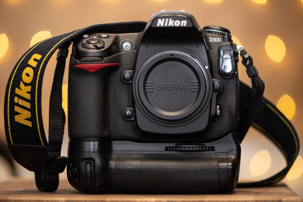 Nikon D300 + два обектива и аксесоари Никон