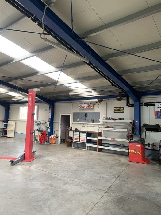 Hala industriala/comerciala in suprafata de 370mp si teren 5000mp.