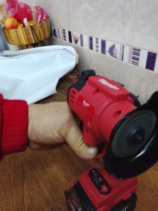 Mini flex Milwaukee cu o baterie de 6A