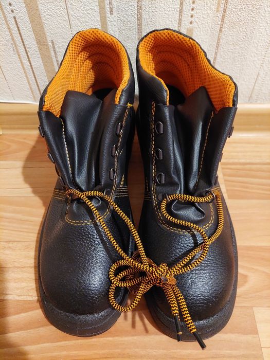 Продам ботинки специальные