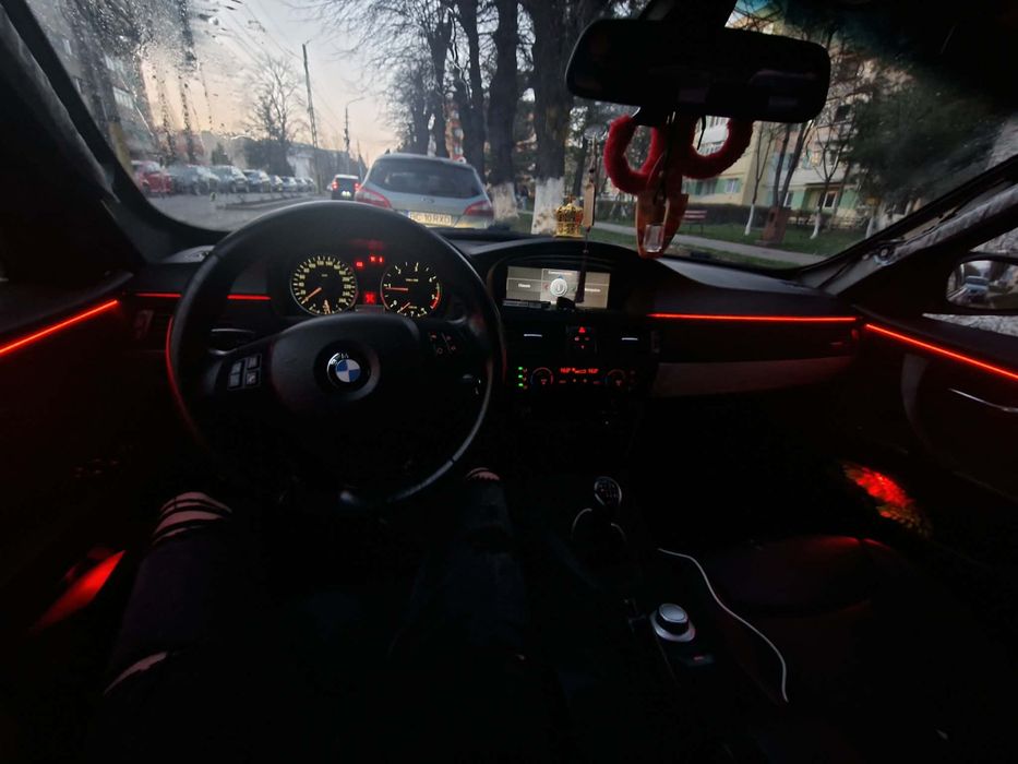 Mașina BMW 320…..