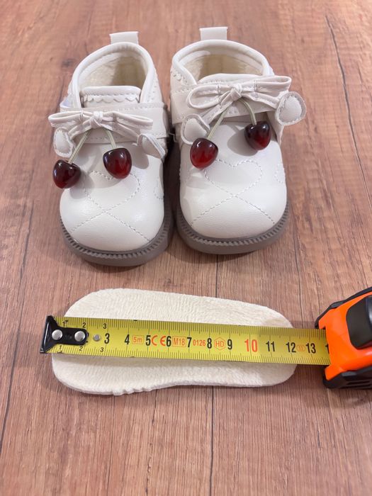 Бебешки обувки с черешки