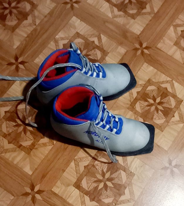 Продам лыжи, ботинки