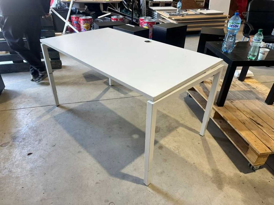 Офис бюро 140×80 с метална конструкция и регулируема височина