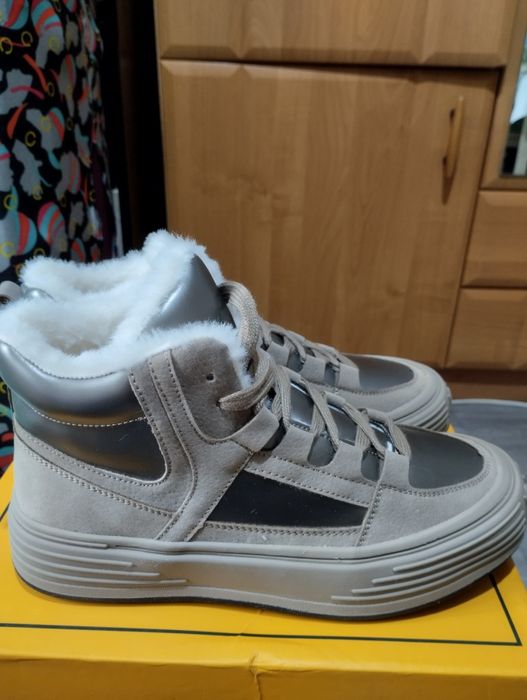 Женские кроссовки