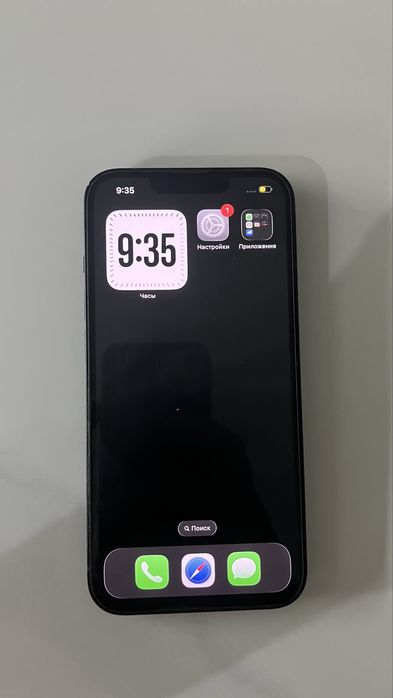iPhone 13 с документами