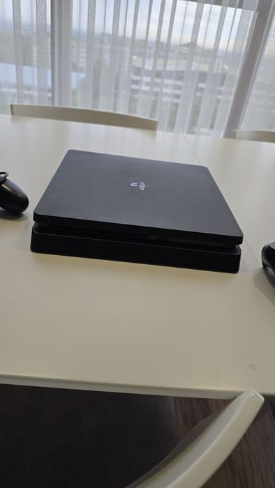 Продам PlayStation 4 Slim