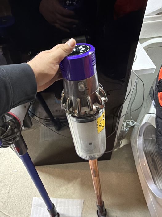 Прахосмукачка Dyson и Shark