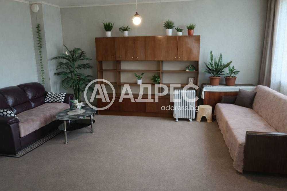 Продава се Тристаен апартамент в Разград, Освобождение - 99 кв.м за 670 €/кв.м - Снимка #1