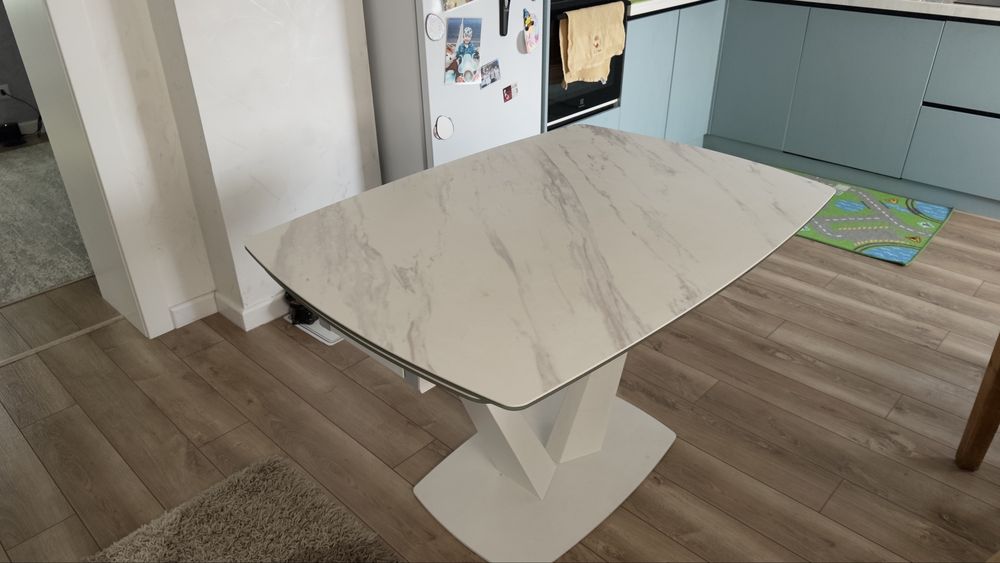 Продам обеденный стол 120х85